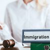 A maioria dos imigrantes ilegais vive em estados inclinados a votar nos democratas, segundo o Pew Research Center - Envato