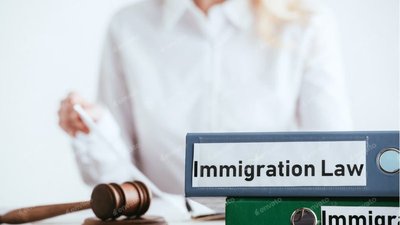 A maioria dos imigrantes ilegais vive em estados inclinados a votar nos democratas, segundo o Pew Research Center - Envato