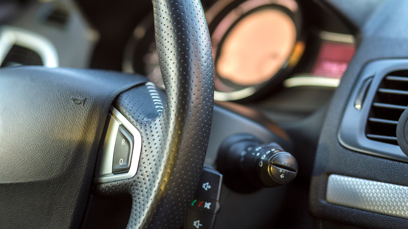 O IPVA é um imposto estadual destinado a financiar serviços públicos; arrecadação é divida entre o estado (50% ) e o município onde o veículo está registrado - Envato Elements