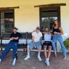 Bieber (2º, da esquerda para a direita) usou Águas de Março, com Tom Jobim e Elis Regina, em uma publicação no Instagram - Reprodução Instagram / lilbieber