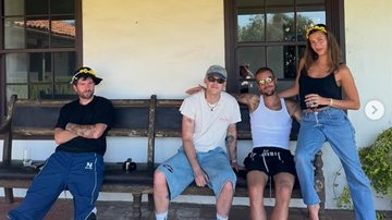 Bieber (2º, da esquerda para a direita) usou Águas de Março, com Tom Jobim e Elis Regina, em uma publicação no Instagram - Reprodução Instagram / lilbieber