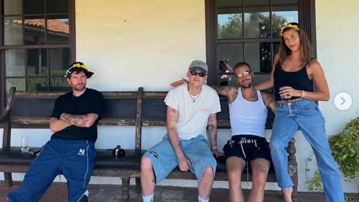 Bieber (2º, da esquerda para a direita) usou Águas de Março, com Tom Jobim e Elis Regina, em uma publicação no Instagram - Reprodução Instagram / lilbieber