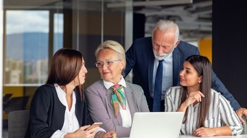 Os entrevistados do Brasil indicam que as pessoas são consideradas da “terceira idade” aos 65 anos - Envato