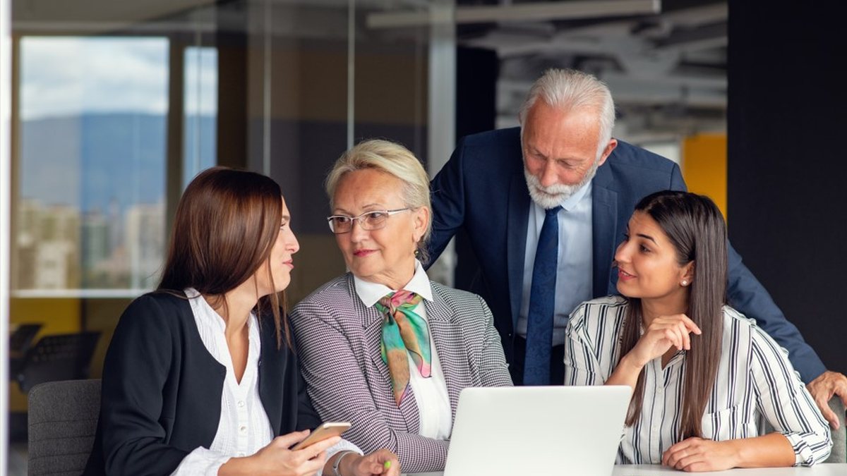 Os entrevistados do Brasil indicam que as pessoas são consideradas da “terceira idade” aos 65 anos - Envato