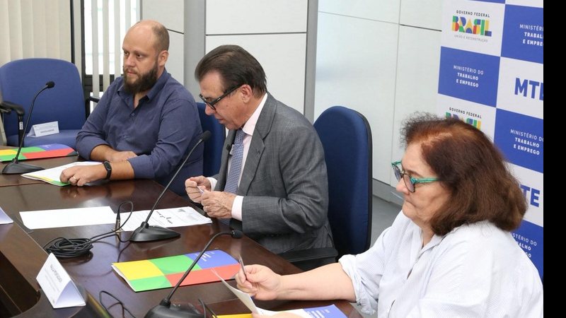Marinho  (de terno) diz que FGTS, FAT e Sistema S são alimentados pela folha de pagamento CLT e espera que o STF não refrende a medida - Allexandre Silva / MTE