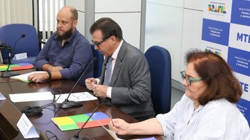 Marinho  (de terno) diz que FGTS, FAT e Sistema S são alimentados pela folha de pagamento CLT e espera que o STF não refrende a medida - Allexandre Silva / MTE