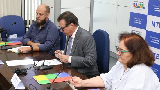 Marinho  (de terno) diz que FGTS, FAT e Sistema S são alimentados pela folha de pagamento CLT e espera que o STF não refrende a medida - Allexandre Silva / MTE