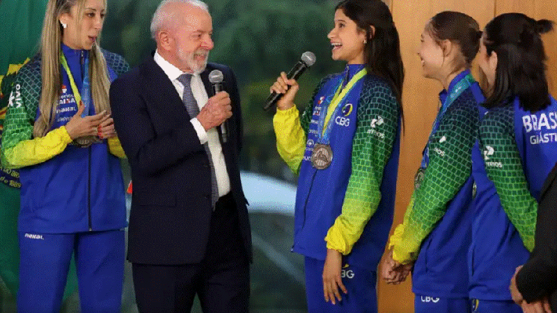 Lula teve encontro com as atletas que foram medalhistas de prata no Mundial de Ginástica Rítmica - Valter Campanato/Agência Brasil