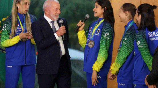 Lula teve encontro com as atletas que foram medalhistas de prata no Mundial de Ginástica Rítmica - Valter Campanato/Agência Brasil