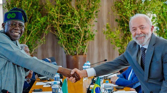 Lula e Bola Tinubu, presidente da Nigéria, durante encontro dos Brics; nesta segunda-feira, eles se encontraram no Palácio do Planalto - Agência Gov via Itamaraty