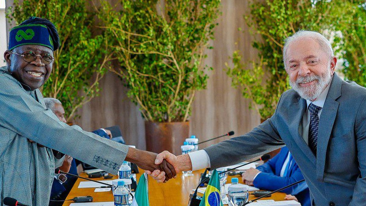 Lula e Bola Tinubu, presidente da Nigéria, durante encontro dos Brics; nesta segunda-feira, eles se encontraram no Palácio do Planalto - Agência Gov via Itamaraty