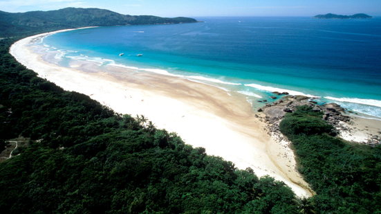 Escolher apenas algumas entre tantas praias deslumbrantes espalhadas pelo país não é tarefa fácil - Foto: reprodução Secretaria de Turismo de Angra