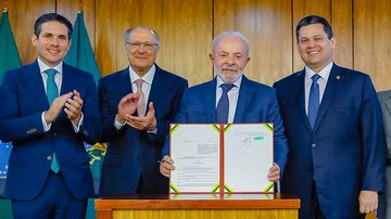 O presidente Lula ao lado do vice Geraldo Alckmin pede aos líderes da Câmara e do Senado que votem logo a MP do tarifaço - Ricardo Stuckert/PR