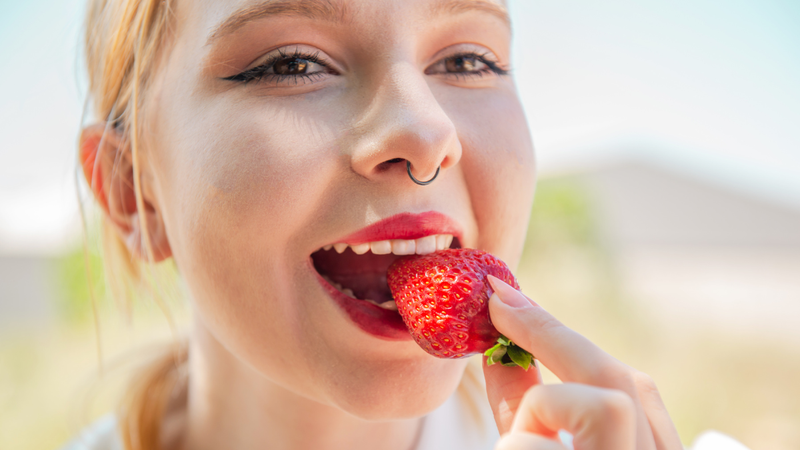 A moderação e os cuidados recomendados pelos profissionais da odontologia são fundamentais - Foto: Envato Elements