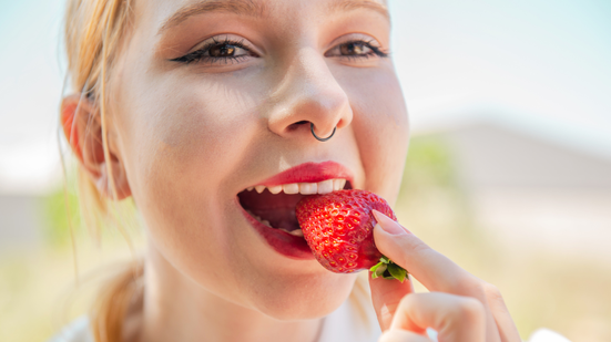 A moderação e os cuidados recomendados pelos profissionais da odontologia são fundamentais - Foto: Envato Elements