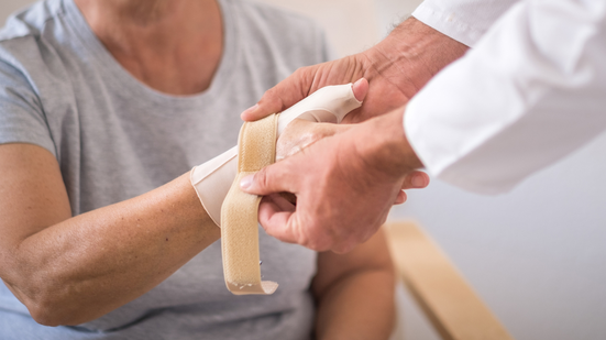 Distúrbios musculoesqueléticos ligados ao avanço da idade custaram cerca de R$ 511 bilhões aos sistemas de saúde globalmente em 2021 - Envato