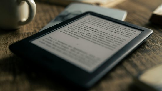 O leitor digital "Kindle", usado para leitura dos conteúdos do Kindle Unlimited - Pexels