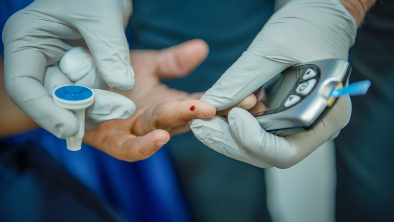 Pesquisa com mais de 66 mil pessoas mostra que diabéticos dormem pior que pessoas com níveis normais de glicose no sangue - Envato