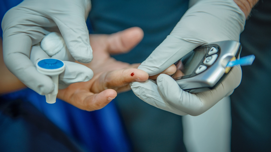 Pesquisa com mais de 66 mil pessoas mostra que diabéticos dormem pior que pessoas com níveis normais de glicose no sangue - Envato