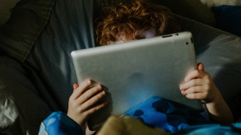 Crianças e adolescentes precisam ser protegidas no ambiente digital - Envato