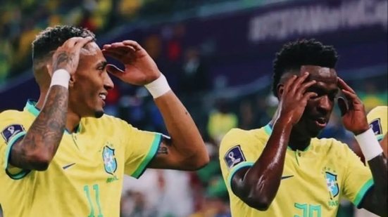 Jogadores Raphinha e Vini Jr com o uniforme da seleção brasileira. - Reprodução - Instagram