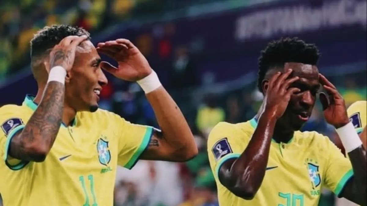 Jogadores Raphinha e Vini Jr com o uniforme da seleção brasileira. - Reprodução - Instagram