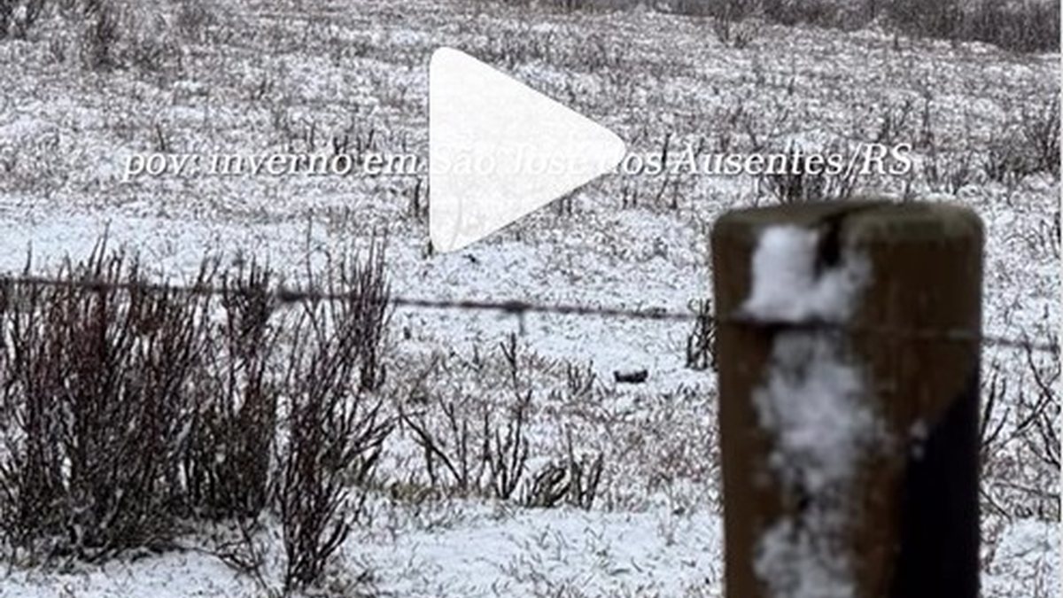 Em São José dos Ausentes, os termômetros marcaram 0,4º C e a cidade gaúcha registrou queda de neve - Reprodução Instagram /