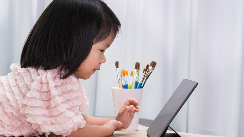 O tempo médio de contato é maior do que o recomendado pela Sociedade Brasileira de Pediatria - Envato