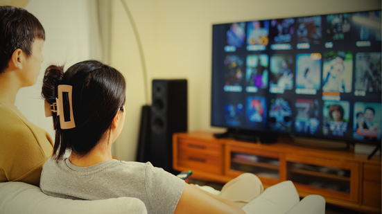O levantamento mostra que assistir a filmes e séries ainda é a principal escolha do público - Foto: Envato Elements