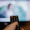 A televisão tradicional segue firme no hábito dos brasileiros - Foto: Envato Elements