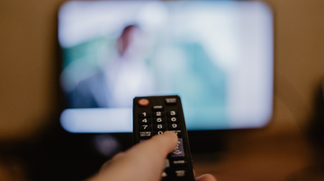 A televisão tradicional segue firme no hábito dos brasileiros - Foto: Envato Elements