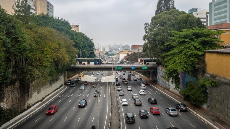Enquanto especialistas criticam a medida por temerem mais insegurança, secretário nacional de Trânsito a defende - Envato