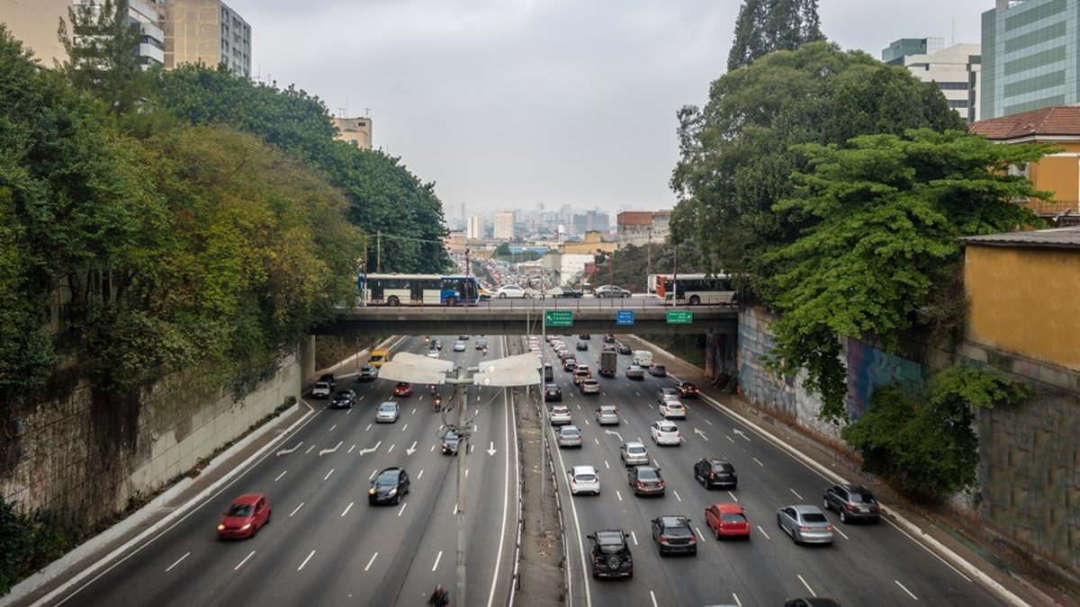 Enquanto especialistas criticam a medida por temerem mais insegurança, secretário nacional de Trânsito a defende - Envato