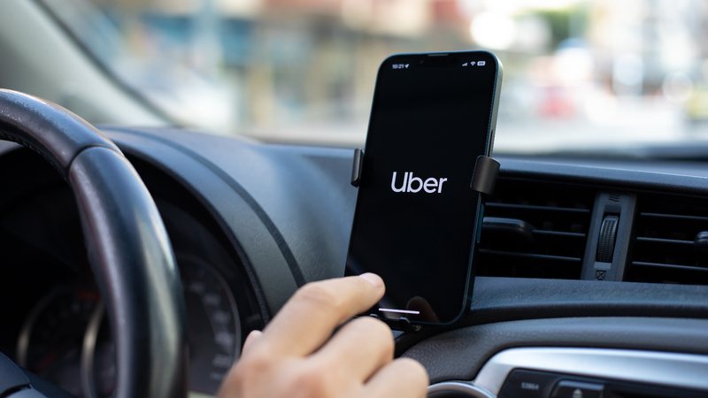 A promoção adiciona os descontos nas modalidades UberX e Uber Moto - Adobe Stock
