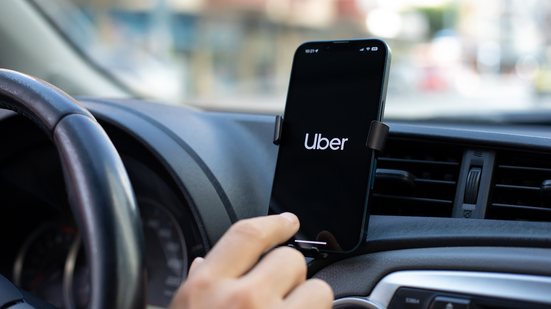 A promoção adiciona os descontos nas modalidades UberX e Uber Moto - Adobe Stock