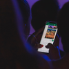 Os golpistas convencem a vítima a fornecer o código de confirmação enviado por SMS - Foto: Envato Elements