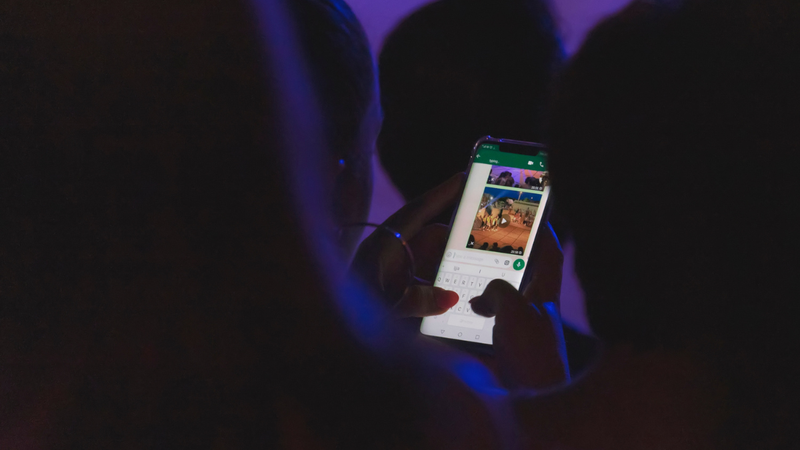 Os golpistas convencem a vítima a fornecer o código de confirmação enviado por SMS - Foto: Envato Elements