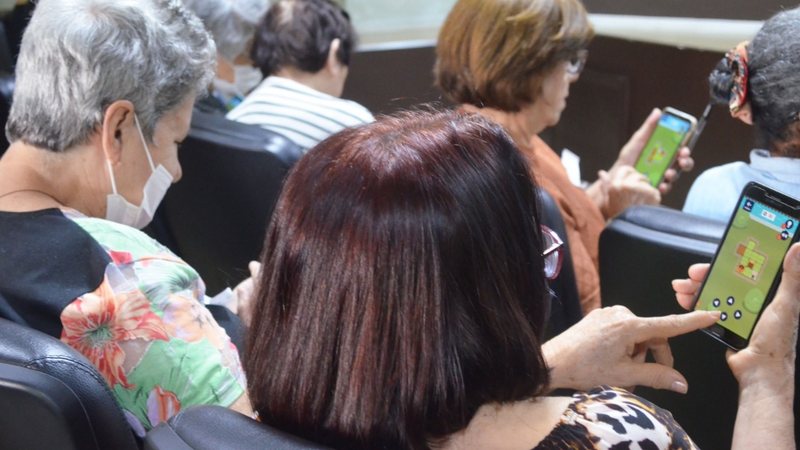 Alunos treinando o cérebro no programa Cérebro Ativo - Divulgação