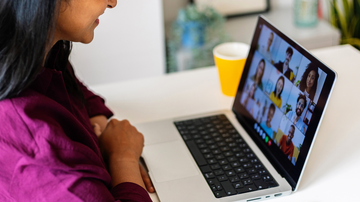 É possível marcar conversas com apenas uma pessoa ou com todo um grupo - Foto: Envato Elements