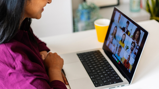 É possível marcar conversas com apenas uma pessoa ou com todo um grupo - Foto: Envato Elements