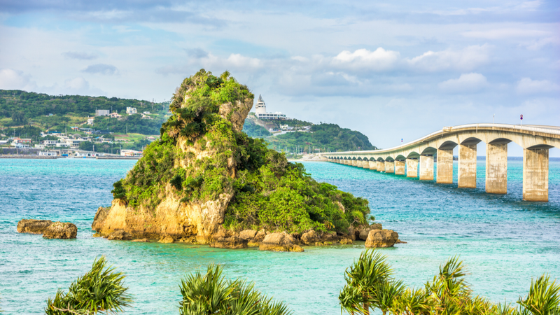 Ponte Kouri em Okinawa, no Japão, cidade que está entre as "zonas azuis" do mundo - Foto: Envato Elements