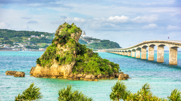 Ponte Kouri em Okinawa, no Japão, cidade que está entre as "zonas azuis" do mundo - Foto: Envato Elements