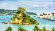 Ponte Kouri em Okinawa, no Japão, cidade que está entre as "zonas azuis" do mundo - Foto: Envato Elements