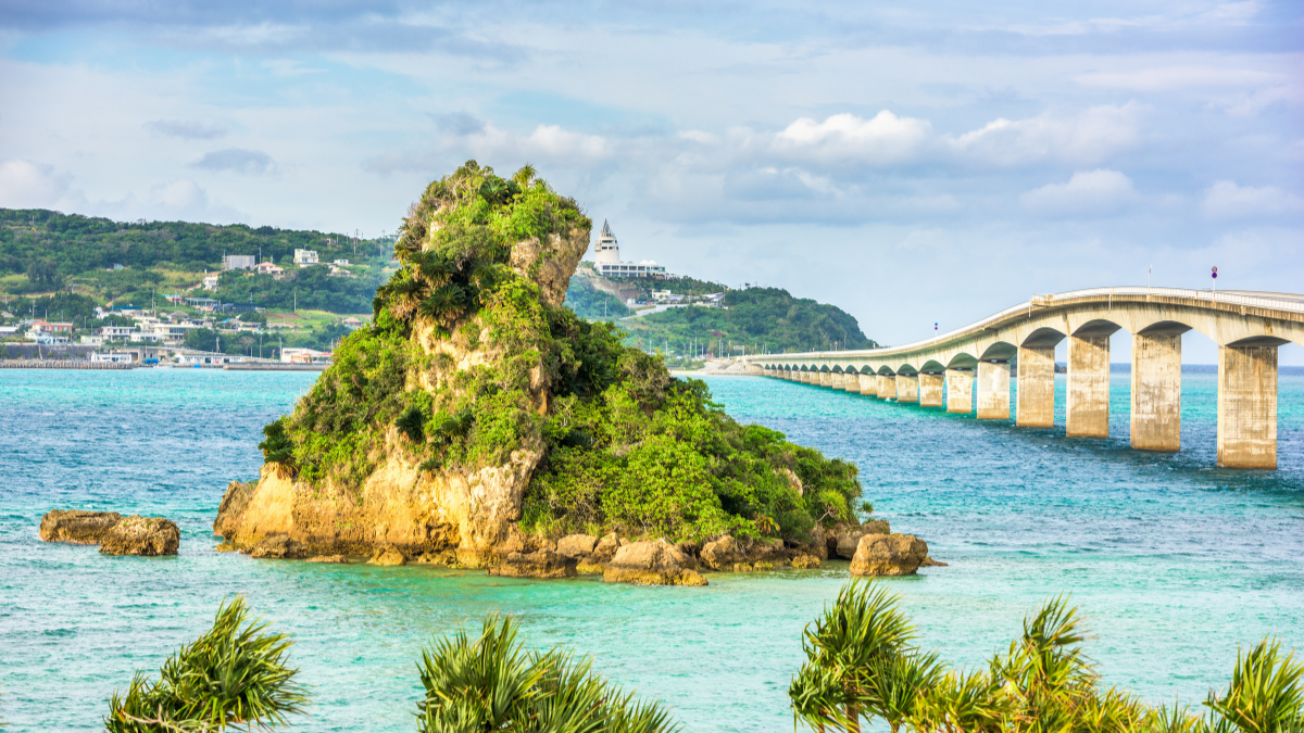 Ponte Kouri em Okinawa, no Japão, cidade que está entre as "zonas azuis" do mundo - Foto: Envato Elements