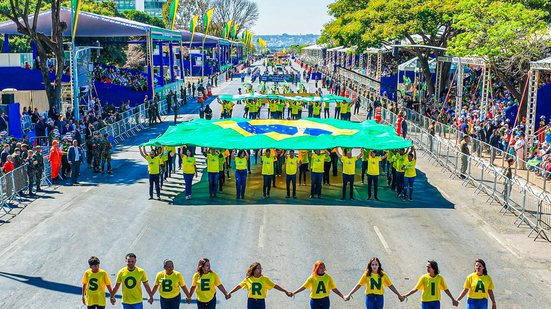 Nas arquibancadas montadas na Esplanada, o público recebeu dos organizadores do desfile um boné escrito "Brasil Soberano". - Ricardo Stuckert / PR