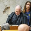 O ministro Edson Fachin assina o temo de posse na presidência do STF em cerimônia que reuniu  autoridades dos Três Poderes - Gustavo Moreno/STF