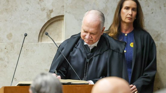 O ministro Edson Fachin assina o temo de posse na presidência do STF em cerimônia que reuniu  autoridades dos Três Poderes - Gustavo Moreno/STF