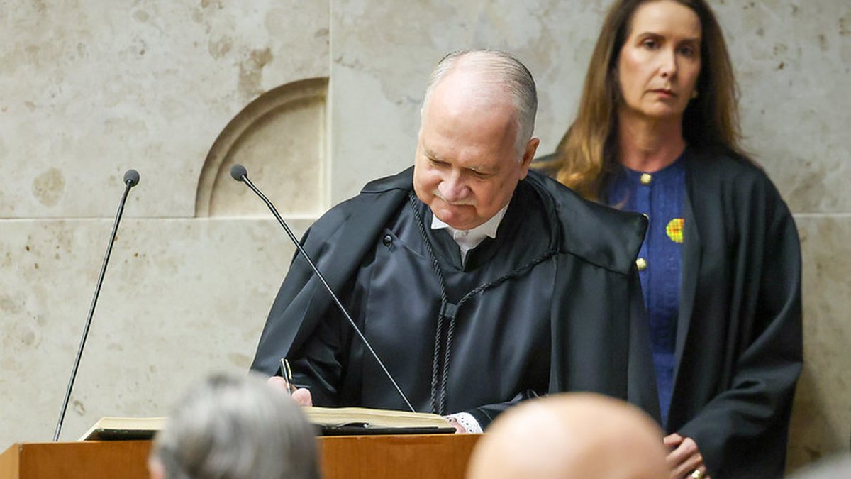 O ministro Edson Fachin assina o temo de posse na presidência do STF em cerimônia que reuniu  autoridades dos Três Poderes - Gustavo Moreno/STF