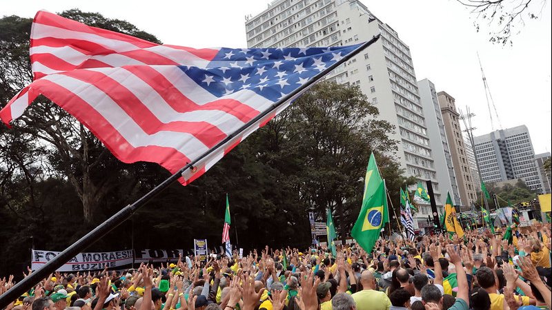 Manifestantes bolsonaristas levaram bandeiras dos EUA à Avenida Paulista neste 7 de setembro - Paulo Pinto / Agência Brasil