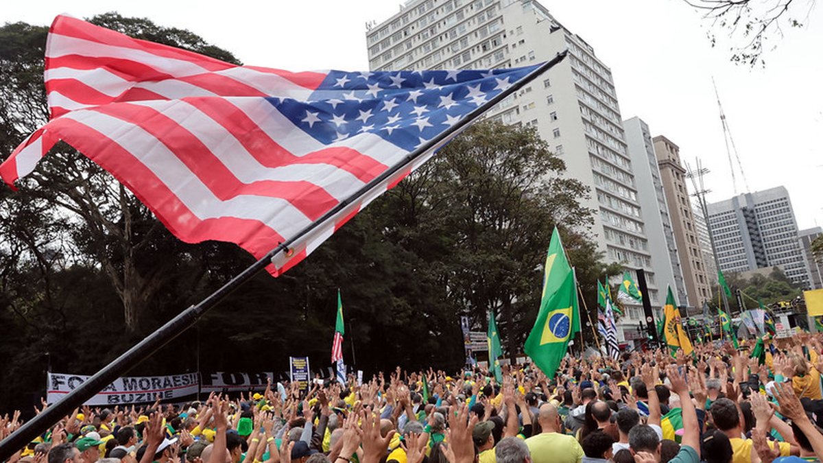 Manifestantes bolsonaristas levaram bandeiras dos EUA à Avenida Paulista neste 7 de setembro - Paulo Pinto / Agência Brasil